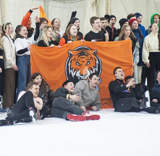 «Полосатый лёд» объединил студентов СПбГУТ на ночном катании