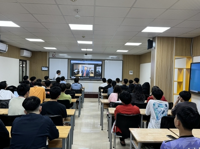 Доцент СПбГУТ провёл лекцию для студентов Вьетнама