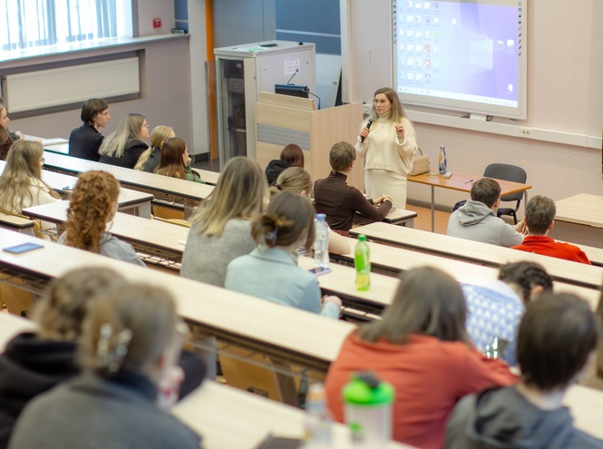 На факультете СЦТ прошла лекция о международных коммуникациях
