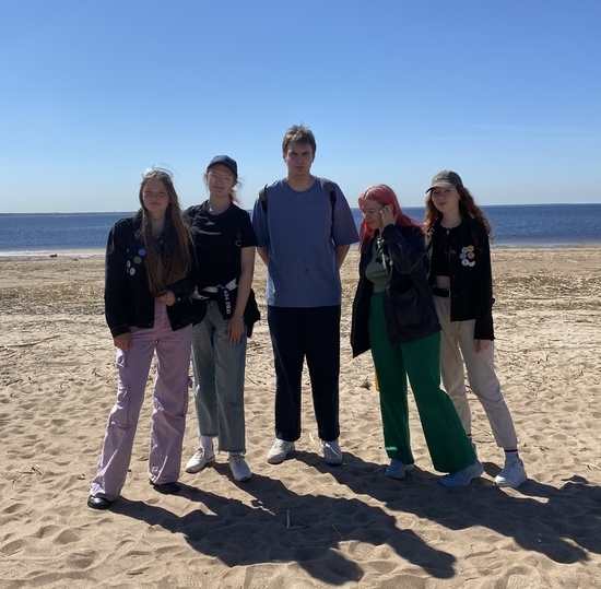 Студенческий клуб «ЭкоБонч» очистил берег Финского залива от мусора