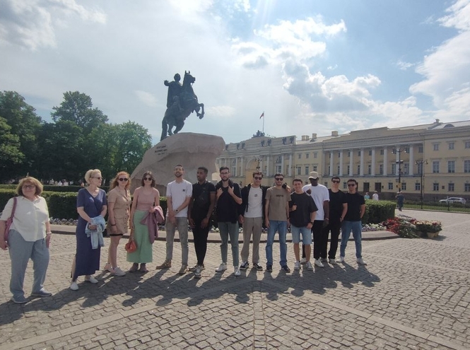 Иностранные слушатели подготовительного отделения отметили День города прогулкой по Санкт-Петербургу