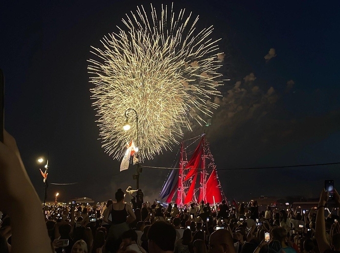 Студенты СПбКТ встретили «Алые паруса»