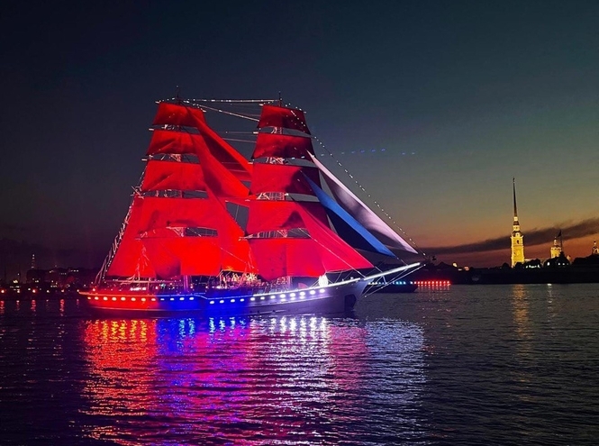 Студенты СПбКТ встретили «Алые паруса»