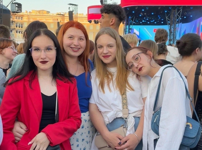 Студенты СПбКТ встретили «Алые паруса»