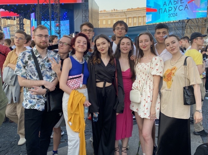 Студенты СПбКТ встретили «Алые паруса»