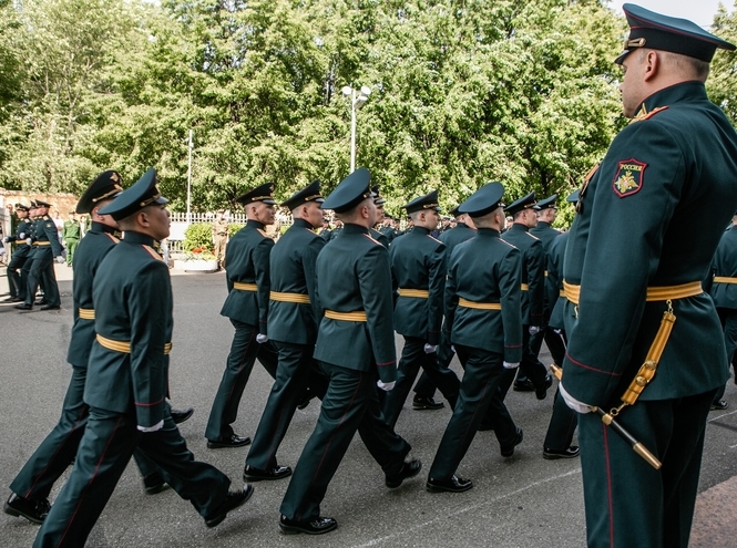 У Троицкого собора прошла церемония выпуска молодых офицеров ВУЦ СПбГУТ