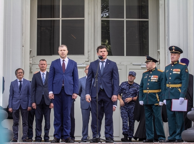 У Троицкого собора прошла церемония выпуска молодых офицеров ВУЦ СПбГУТ