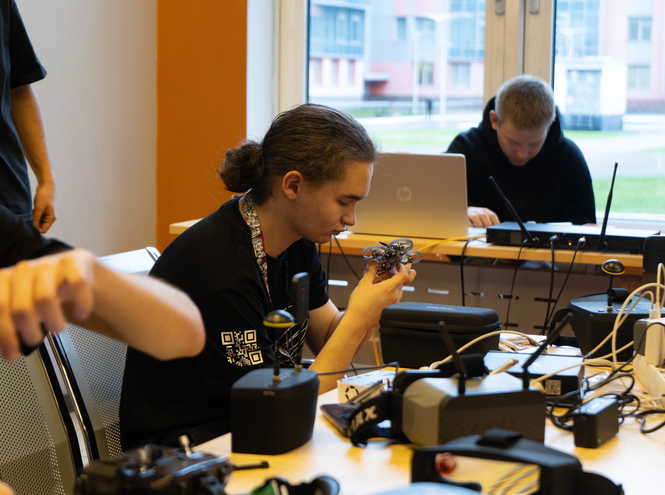 В СПбГУТ прошёл финал Северо-Западной региональной студенческой лиги гонок дронов