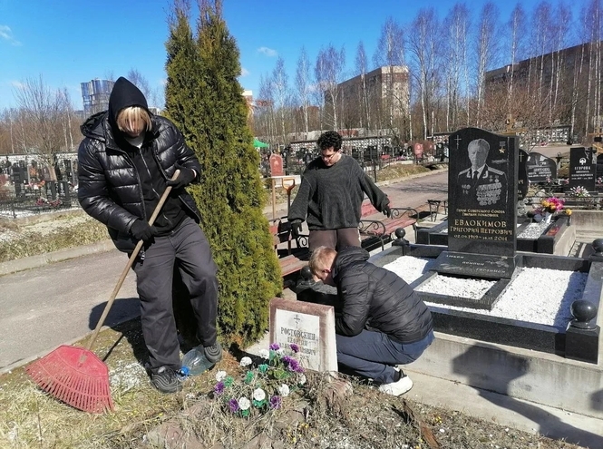Студенты СПбГУТ провели акцию по благоустройству воинских захоронений