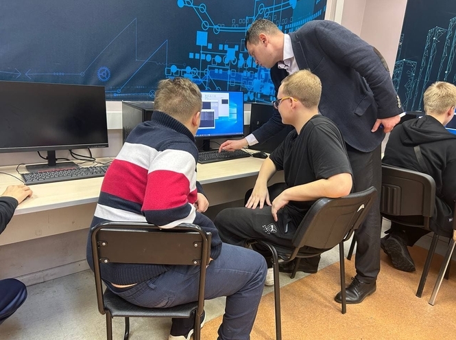 Школьники завершили обучение на факультативе по кибербезопасности