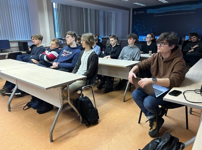 Школьники завершили обучение на факультативе по кибербезопасности