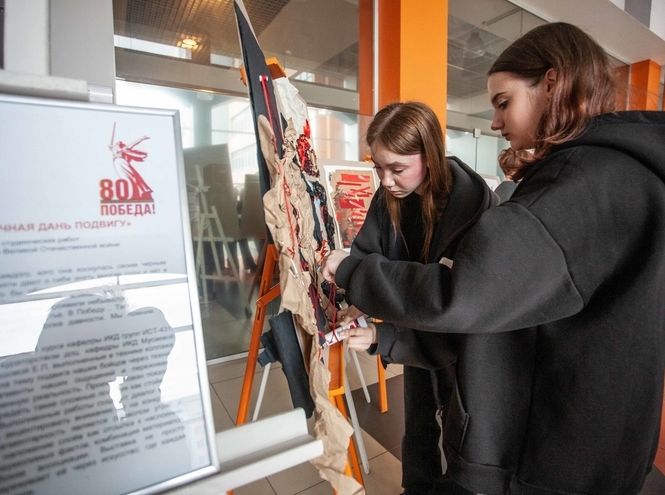 В СПбГУТ открылись выставки к 80-летию Победы