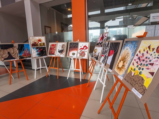 В СПбГУТ открылись выставки к 80-летию Победы