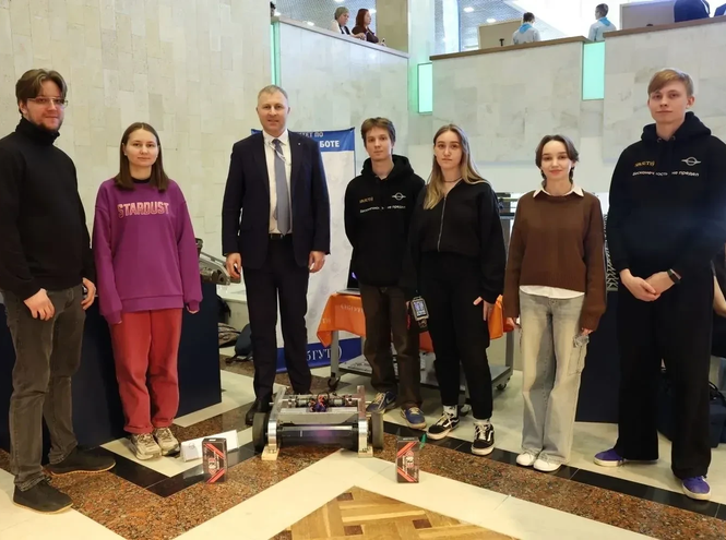 Студенты СПбГУТ представили трех боевых роботов на конференции в Петербурге