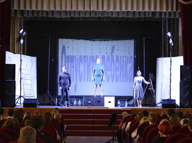 В актовом зале СПбГУТ показали спектакль «Будем жить!»