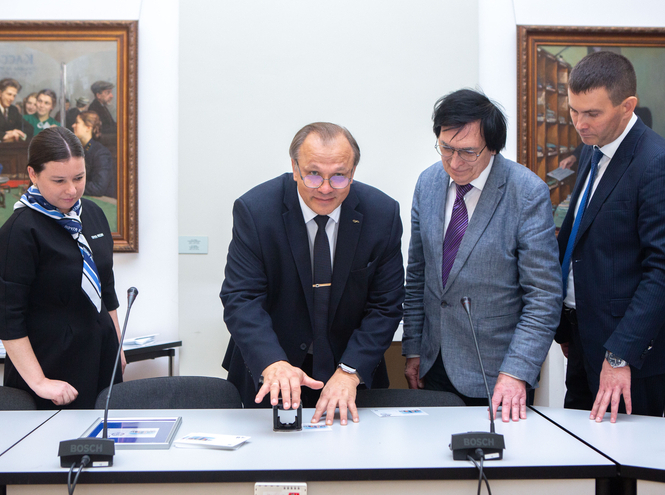 В честь 95-летия СПбГУТ выпущена тематическая почтовая карточка