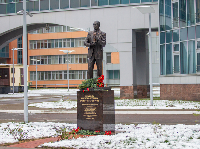 В СПбГУТ открыли памятник М. А. Бонч-Бруевичу