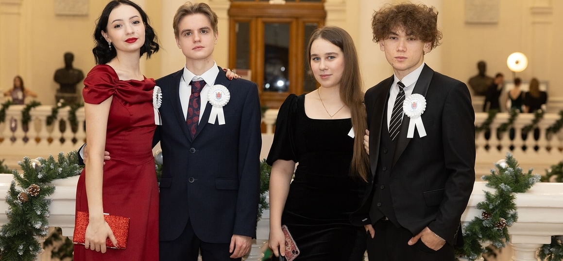 Студенты СПбГУТ — участники губернаторского новогоднего бала