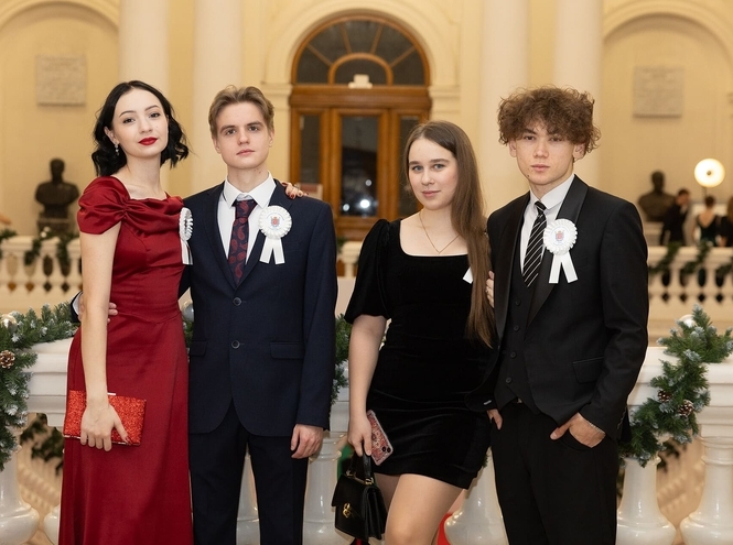 Студенты СПбГУТ — участники губернаторского новогоднего бала