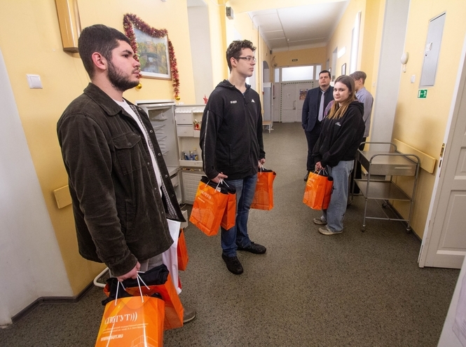 Специалисты и студенты СПбГУТ посетили ветеранов СВО в госпитале