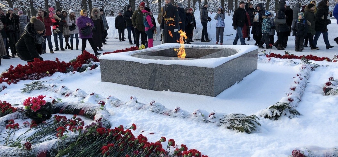 Студенты СПбГУТ почтили память героев блокадного Ленинграда на Пискаревском кладбище