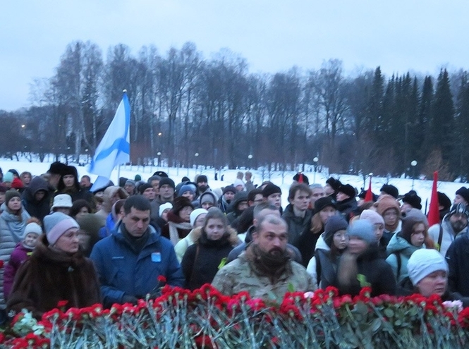 Студенты СПбГУТ почтили память героев блокадного Ленинграда на Пискаревском кладбище