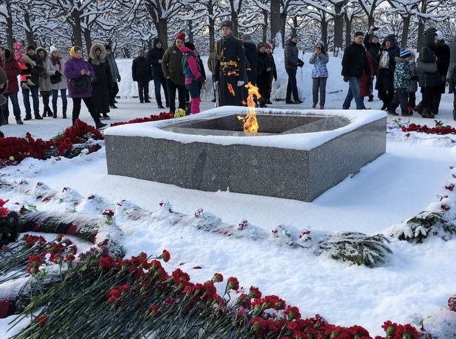 Студенты СПбГУТ почтили память героев блокадного Ленинграда на Пискаревском кладбище