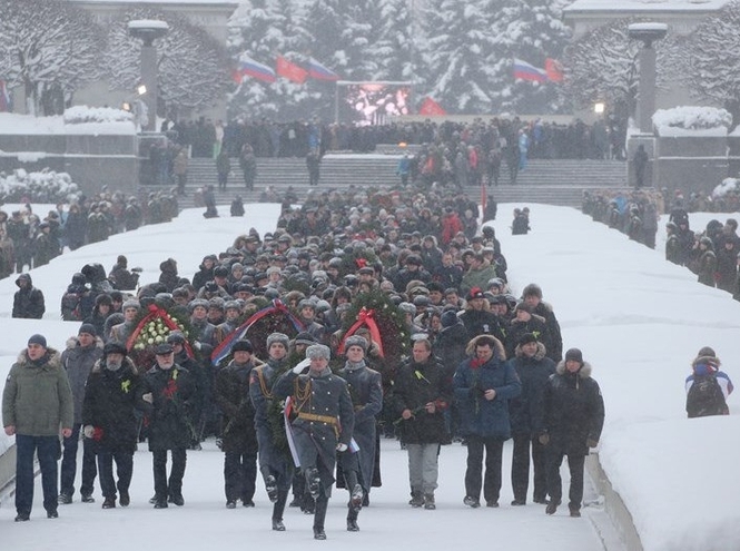 Студенты СПбГУТ почтили память героев блокадного Ленинграда на Пискаревском кладбище