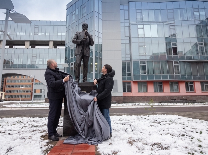 В СПбГУТ открыли памятник М. А. Бонч-Бруевичу