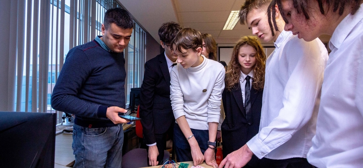 В СПбГУТ выдали свидетельства о первой профессии — школьники стали «Цифровыми кураторами»