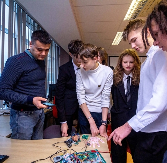 В СПбГУТ выдали свидетельства о первой профессии — школьники стали «Цифровыми кураторами»