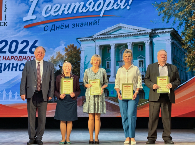 Проректор по научной работе СПбГУТ Алексей Рабин поздравил студентов и преподавателей Смоленского колледжа телекоммуникаций с Днем знаний