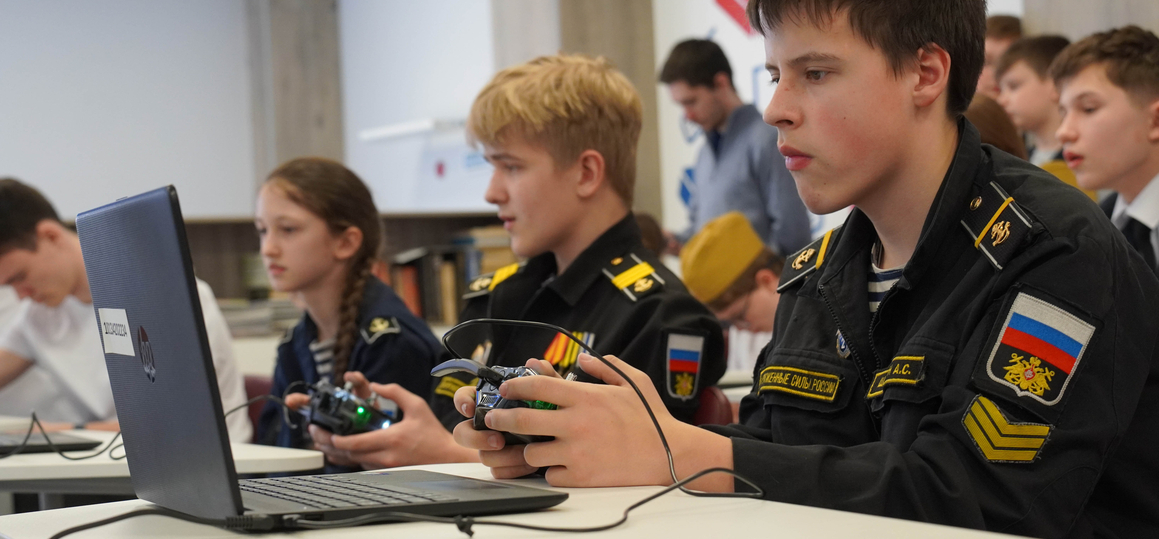 СПбГУТ провел для школьников мастер-класс по беспилотникам на «Зарнице 2.0»
