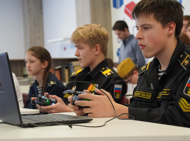 СПбГУТ провел для школьников мастер-класс по беспилотникам на «Зарнице 2.0»