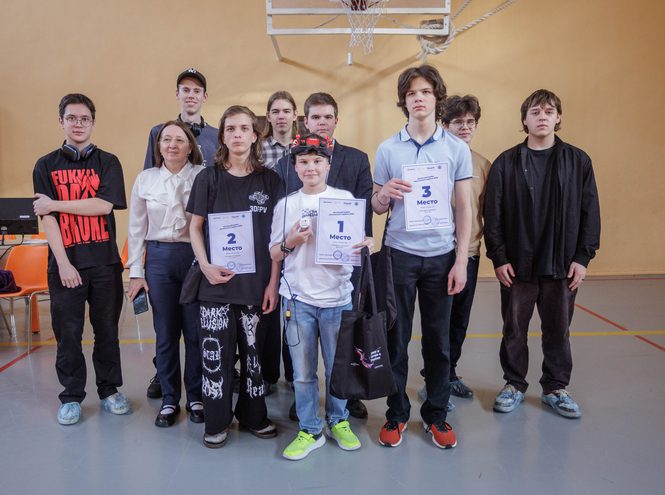 СПбГУТ поддержал первый Школьный кубок Московского района по гонкам дронов