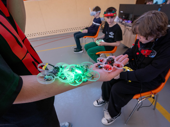 СПбГУТ поддержал первый Школьный кубок Московского района по гонкам дронов