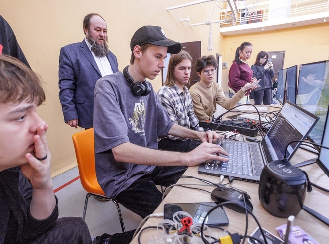 СПбГУТ поддержал первый Школьный кубок Московского района по гонкам дронов